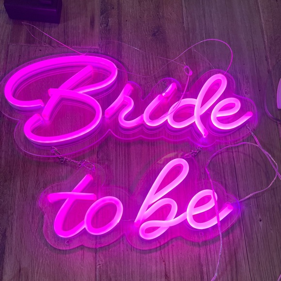 Pink Neon 'Bride to Be' Sign